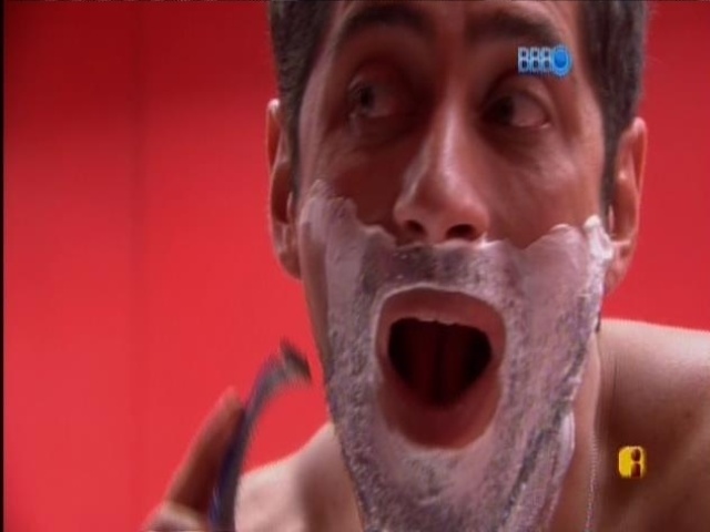 6.mar.2014 - Incomodado, Marcelo faz a barba antes de voltar a dormir