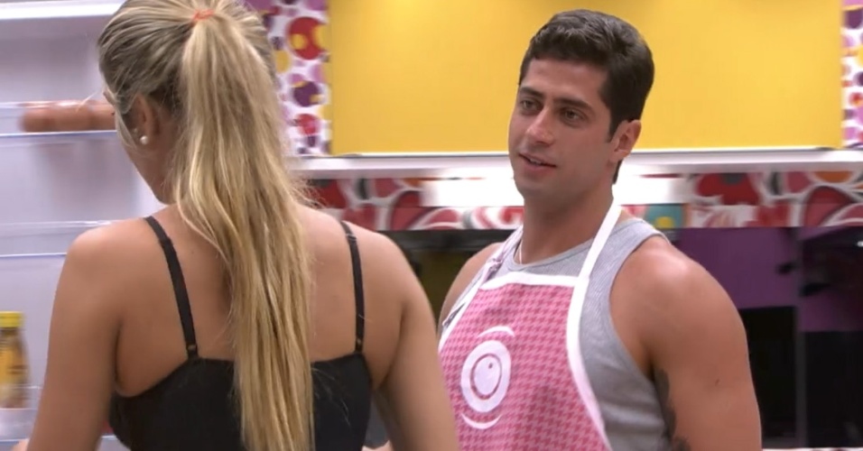 6.mar.2014 - Marcelo conta para Tatiele que não entende o ciúmes de Angela