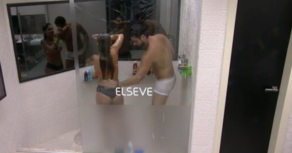 6.mar.2014 - Marcelo se esfrega em Vanessa durante banho e Angela flagra o momento em que o brother passa a mão no bumbum da sister