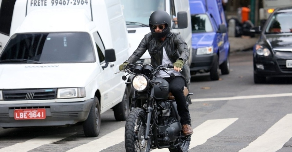 6.mar.2014 - No Brasil para assistir aos desfiles das escolas campeãs do Rio de Janeiro no próximo sábado (8), o jogador de futebol David Beckham resolveu se arriscar no trânsito carioca com uma moto
