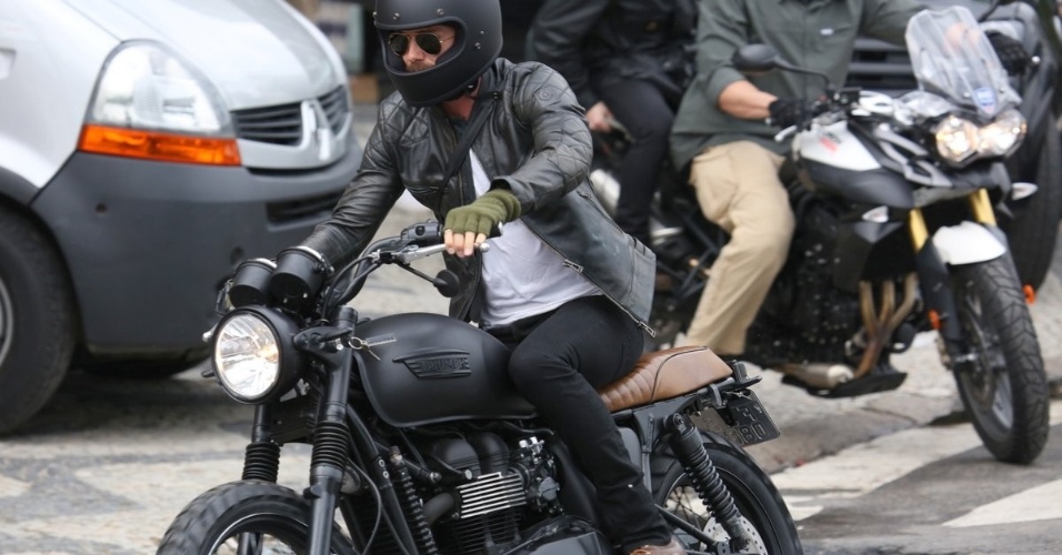 6.mar.2014 - No Brasil para assistir aos desfiles das escolas campeãs do Rio de Janeiro, o jogador de futebol David Beckham resolveu se arriscar no trânsito carioca com uma moto