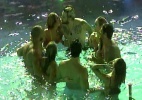 Brothers fazem segunda versão da "roda de selinhos" na piscina - Reprodução/TV Globo