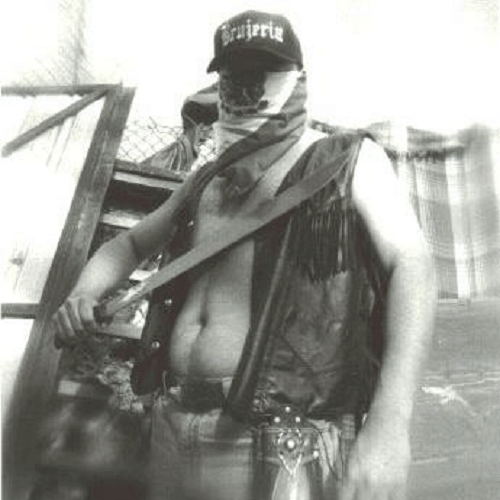 Juan Brujo canta com uma bandana com a bandeira mexicana no rosto e é o único que diz ainda manter o anonimato – apesar de imagens suas e seu nome circularem com facilidade na internet  - Divulgação