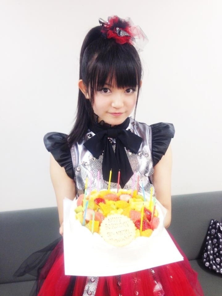 Suzuka, a Su-metal, segura um bolo em seu aniversário de 15 anos - Reprodução