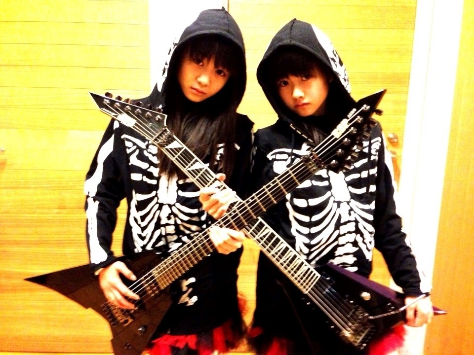 Suzuka e Yui, integrantes do trio que mistura J-Pop e metal - Reprodução