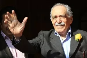 Escritor colombiano Gabriel García Márquez aparece em frente à sua residência na Cidade do México - EFE/Mario Guzmán