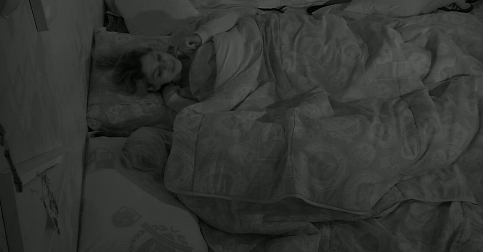 7.mar.2014 - Clara e Vanessa conversam antes de dormir