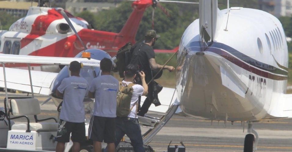 7.mar.2014 - David Beckham embarca em jatinho no aeroporto de Jacarepaguá, no Rio de Janeiro