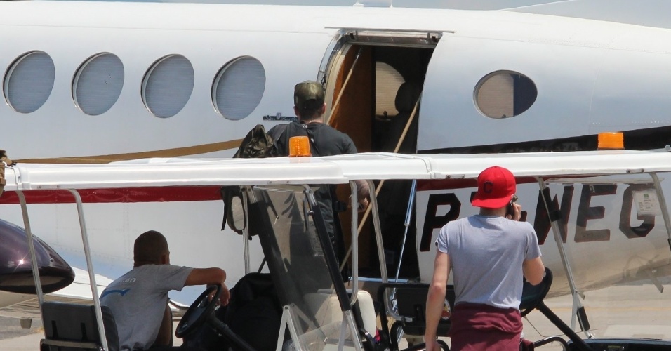 7.mar.2014 - David Beckham embarca em jatinho no aeroporto de Jacarepaguá, no Rio de Janeiro