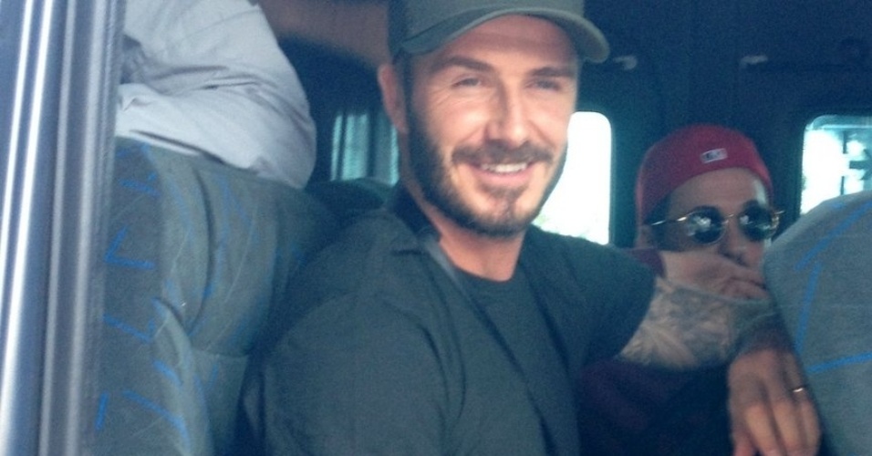 7.mar.2014 - David Beckham posa em van após deixar hotel no Rio. Ele está no Brasil para assistir aos desfiles das escolas campeãs do Rio de Janeiro no próximo sábado (8)