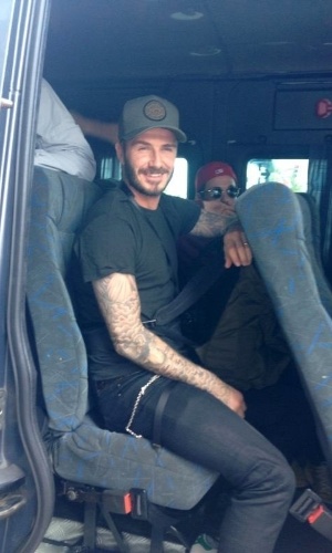 7.mar.2014 - David Beckham posa em van após deixar hotel no Rio. Ele está no Brasil para assistir aos desfiles das escolas campeãs do Rio de Janeiro no próximo sábado (8)