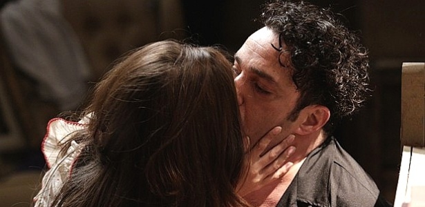 Em "Joia Rara", Cléo beija Joel fingindo ser sonâmbula