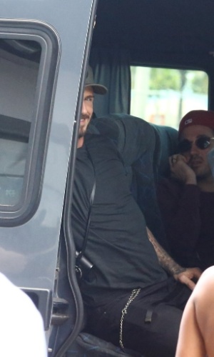 7.mar.2014 - Em van, David Beckham deixar hotel no Rio. Ele está no Brasil para assistir aos desfiles das escolas campeãs do Rio de Janeiro no próximo sábado (8)