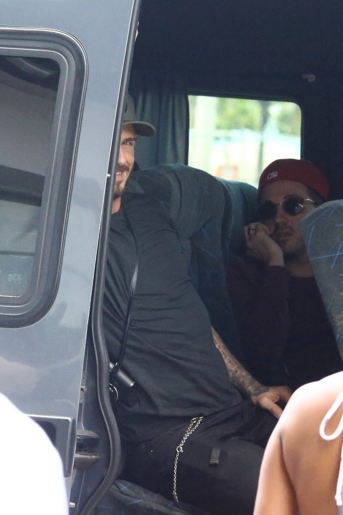 7.mar.2014 - Em van, David Beckham deixar hotel no Rio. Ele está no Brasil para assistir aos desfiles das escolas campeãs do Rio de Janeiro no próximo sábado (8)
