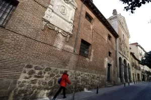 Placa em frente ao convento Trinitárias em Madri, onde Cervantes foi enterrado em abril de 1616. O local exato é um mistério pois o convento e a igreja foram expandidos nos quatro séculos após sua morte - AFP PHOTO/ GERARD JULIEN