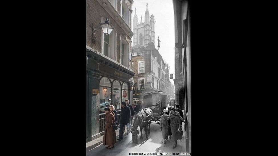 O Museu de Londres divulgou montagens de imagens históricas de pontos conhecidos da capital britânica "completadas" com fotos atuais, mostrando a transformação desses locais - London Museum