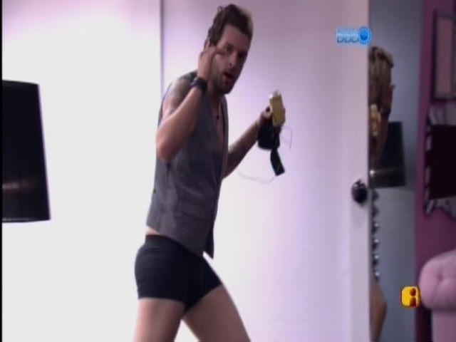 07.mar.2014 - Cássio faz performance de cueca e colete.
