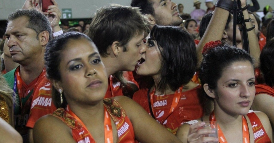 8.mar.2014 - Fábio Porchat beija morena em camarote na Sapucaí
