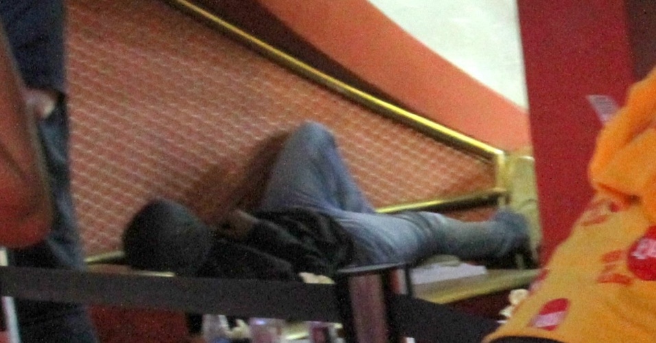 8.mar.2014 - Kanye West vestiu o capuz e se deitou no Camarote Devassa