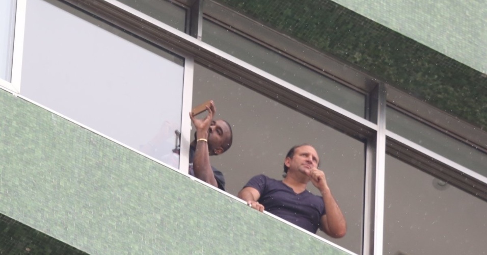 9.mar.2014 - Kanye West aparece na sacada do apartamento onde está hospedado no Rio