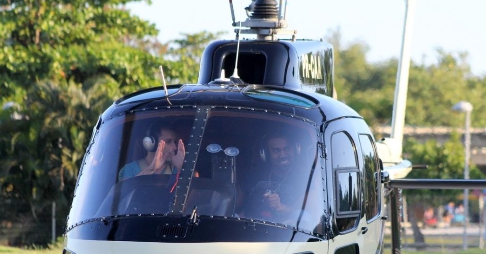 9.mar.2014 - Kanye West, que está no Rio de Janeiro, foi ao heliponto da Lagoa para fazer passeio de helicóptero na tarde deste domingo