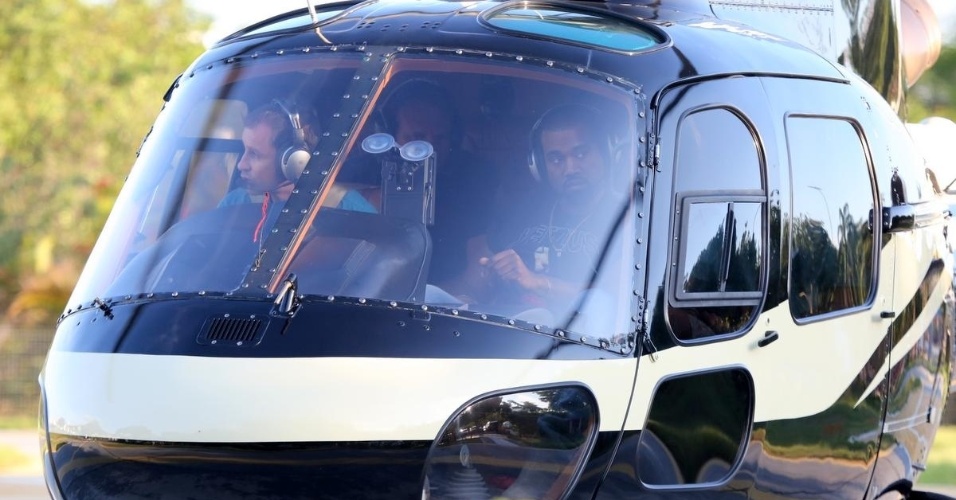 9.mar.2014 - Kanye West, que está no Rio de Janeiro, foi ao heliponto da Lagoa para fazer passeio de helicóptero na tarde deste domingo