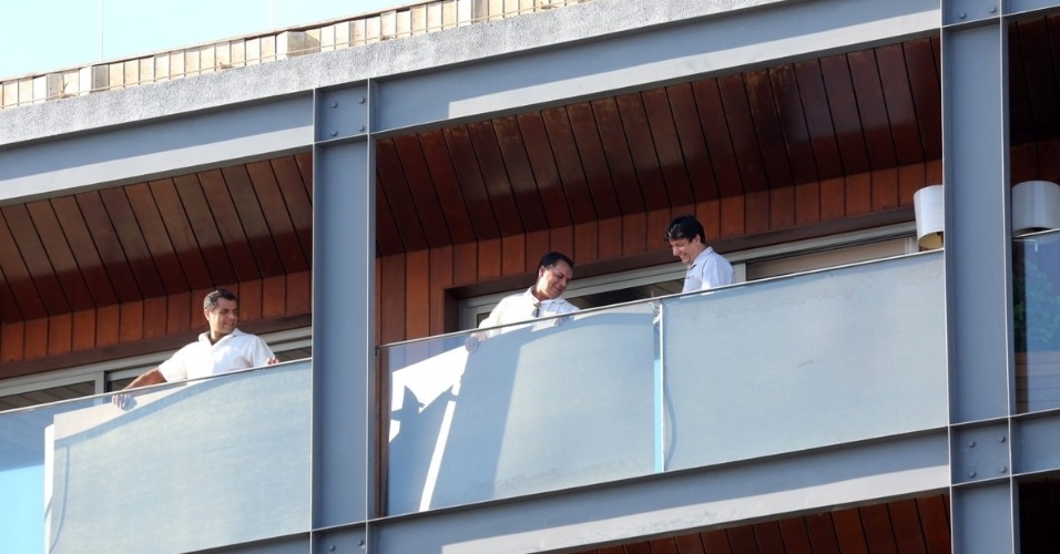 10.mar.2013 - Após ser fotografado de short e sem camisa, varanda do quarto onde Riky Martin está hospedado, no Rio, foi coberta com tapumes