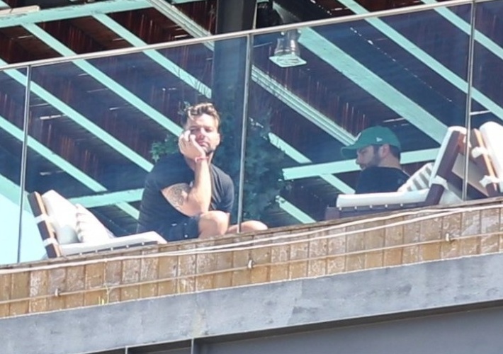 10.mar.2013 - Ricky Martin curte piscina do hotel em que está hospedado em Ipanema, na zona sul do Rio