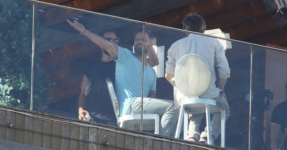 10.mar.2013 - Ricky Martin gravou entrevista com Serginho Groisman nesta segunda, no terraço do hotel onde está hospedado na zona sul do Rio