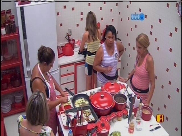 10.mar.2014 - Bel, Leda, Ivone, Zezinha e Márcia preparam o almoço