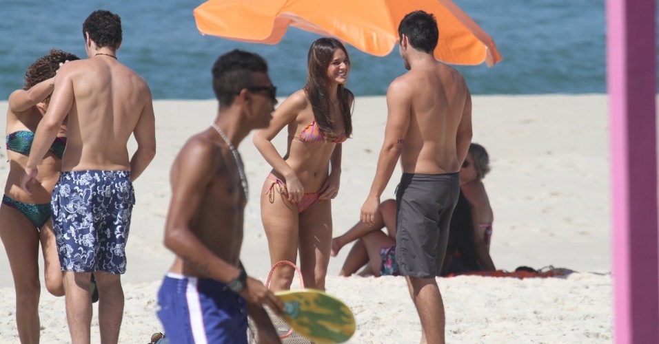 10.mar.2014 - Bruna Marquezine e Bruno Gissoni conversam antes de gravar cenas de "Em Família" em praia do Recreio dos Bandeirantes, no Rio de Janeiro