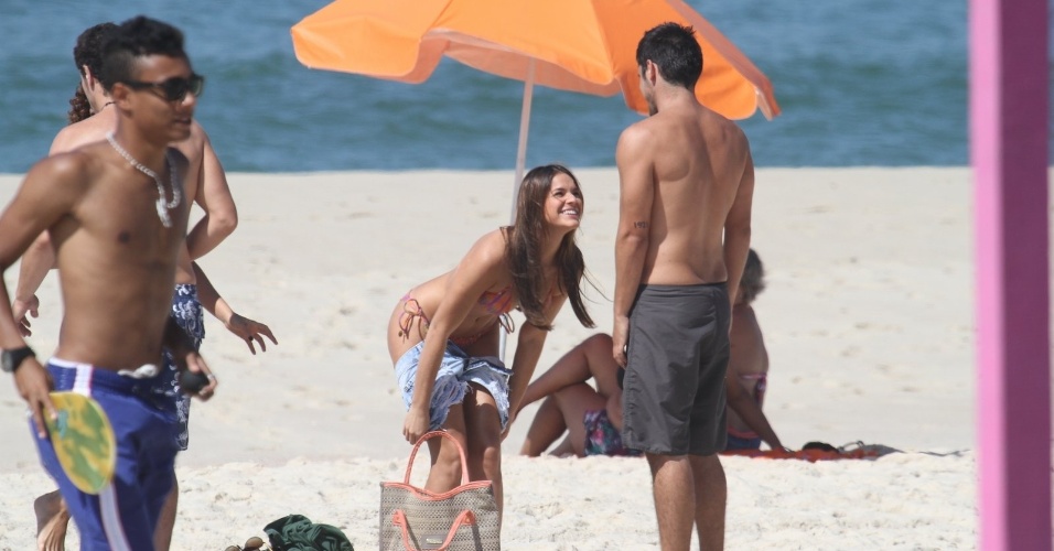 10.mar.2014 - Bruna Marquezine e Bruno Gissoni conversam antes de gravar cenas de "Em Família" em praia do Recreio dos Bandeirantes, no Rio de Janeiro