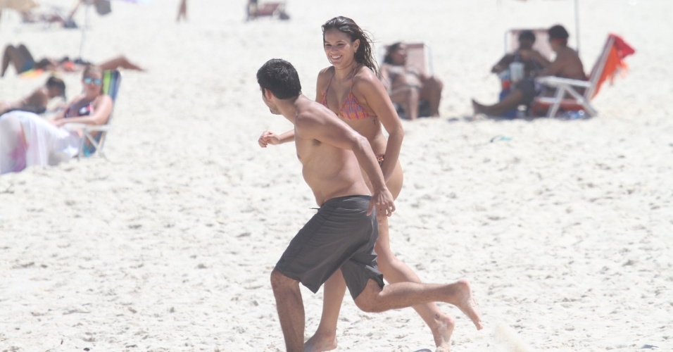 10.mar.2014 - Bruna Marquezine e Bruno Gissoni correm durante gravação de cenas de "Em Família" na praia do Recreio dos Bandeirantes, no Rio de Janeiro