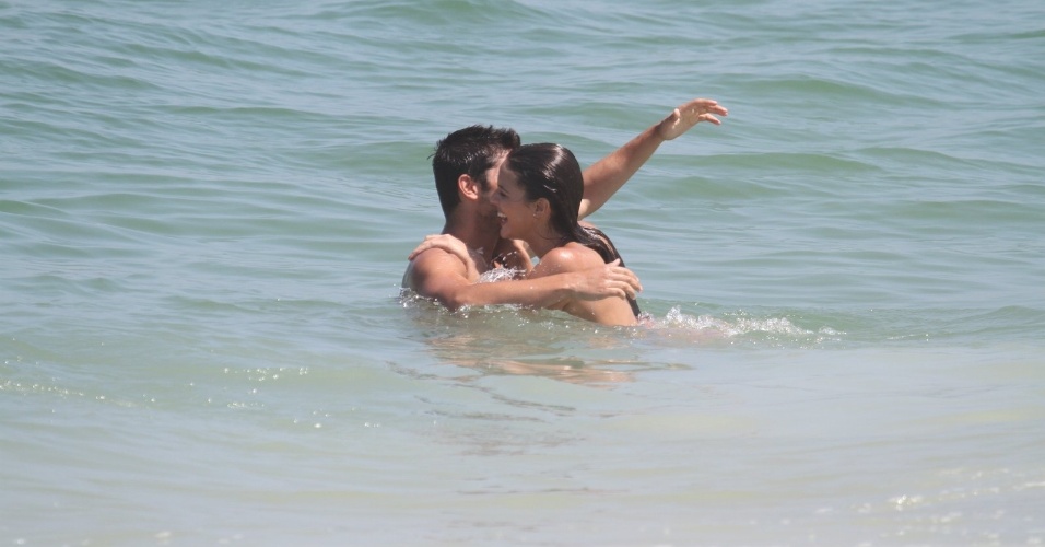 10.mar.2014 - Bruna Marquezine e Bruno Gissoni gravam cenas de "Em Família" na praia do Recreio dos Bandeirantes, no Rio de Janeiro