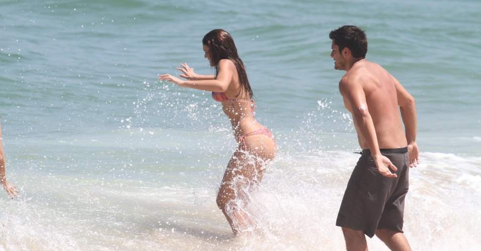 10.mar.2014 - Bruna Marquezine e Bruno Gissoni gravam cenas de "Em Família" na praia do Recreio dos Bandeirantes, no Rio de Janeiro