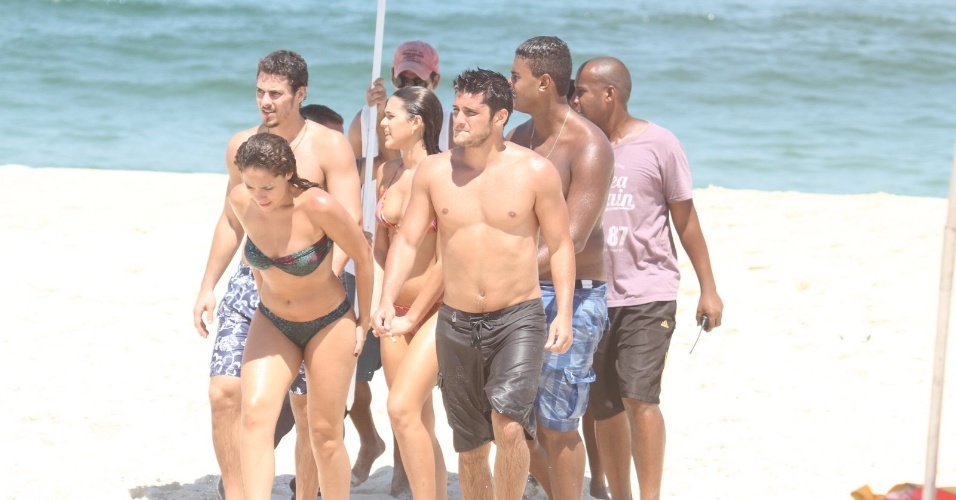 10.mar.2014 - Bruna Marquezine e elenco de "Em Família" gravam cenas da novela na praia do Recreio dos Bandeirantes, no Rio de Janeiro