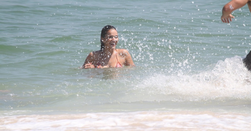 10.mar.2014 - Bruna Marquezine grava cenas de "Em Família" na praia do Recreio dos Bandeirantes, no Rio de Janeiro