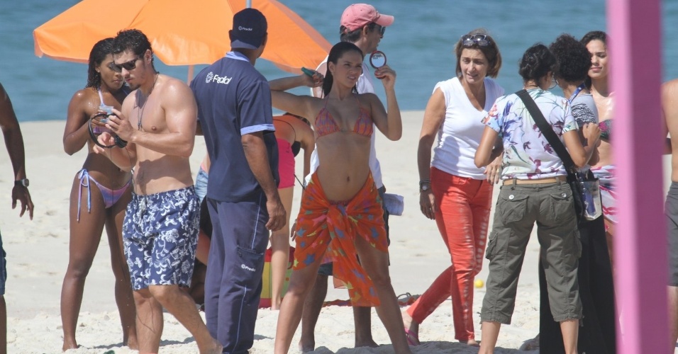 10.mar.2014 - De biquíni, Bruna Marquezine arruma os cabelos durante gravações de "Em Família" em praia do Recreio dos Bandeirantes, no Rio de Janeiro