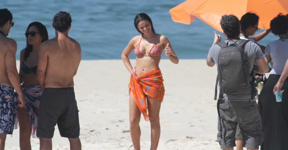 10.mar.2014 - De biquíni, Bruna Marquezine grava cenas de "Em Família" em praia do Recreio dos Bandeirantes, no Rio de Janeiro