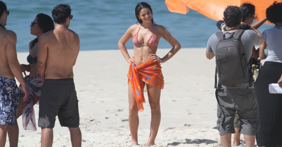 10.mar.2014 - De biquíni, Bruna Marquezine grava cenas de "Em Família" em praia do Recreio dos Bandeirantes, no Rio de Janeiro