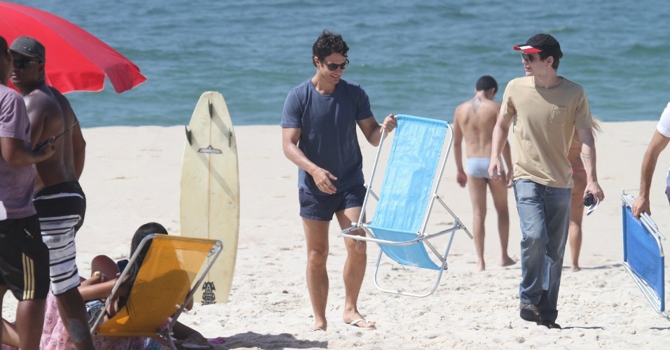 10.mar.2014 - Gabriel Braga Nunes grava cenas de "Em Família" em praia do Recreio dos Bandeirantes, no Rio de Janeiro