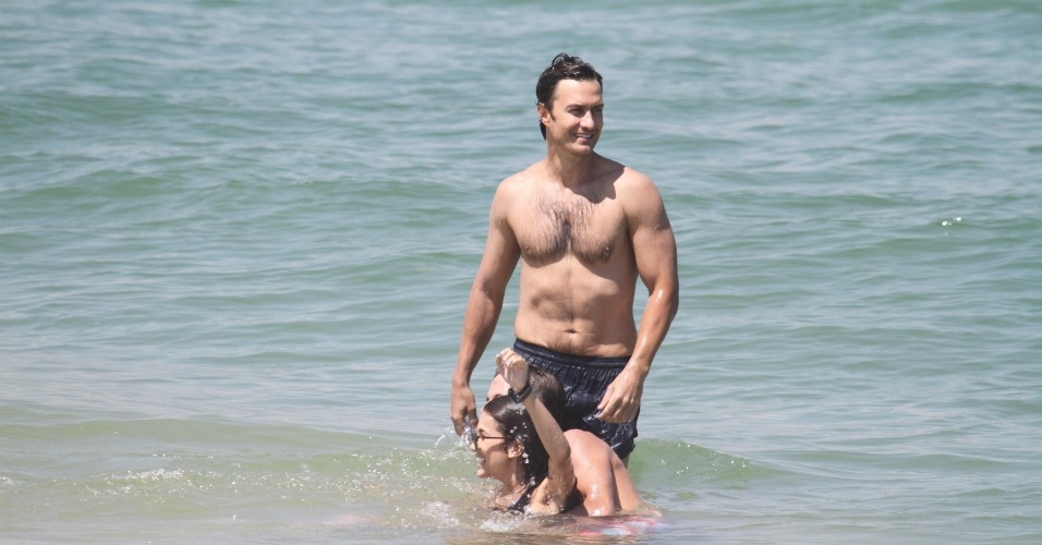 10.mar.2014 - Gabriel Braga Nunes grava cenas de "Em Família" na praia do Recreio dos Bandeirantes, no Rio de Janeiro