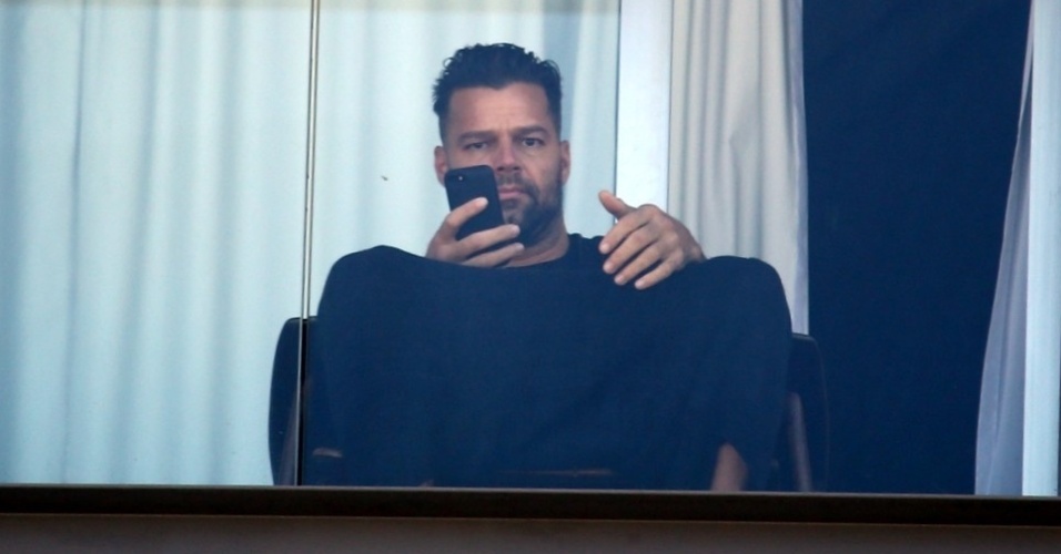 10.mar.2014 - Ricky Martin é fotografado na varanda de seu quarto em frente à praia de Ipanema, no Rio de Janeiro. O cantor está no Brasil para gravar partes do
