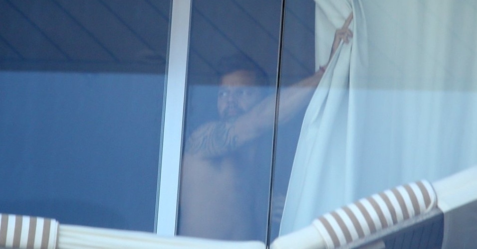 10.mar.2014 - Sem camisa, Ricky Martin é fotografado na varanda de seu quarto em hotel na praia de Ipanema, no Rio de Janeiro