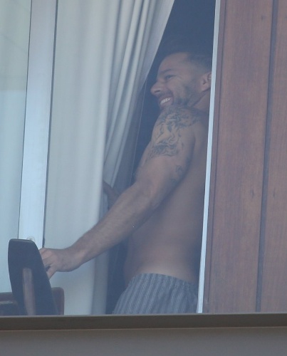 10.mar.2014 - Sem camisa, Ricky Martin é fotografado na varanda de seu quarto em hotel na praia de Ipanema, no Rio de Janeiro