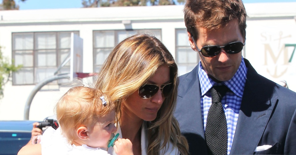 8.mar.2014 - Gisele Bundchen e Tom Brady levam a filha Vivian para ser batizada na igreja onde casaram em Los Angeles