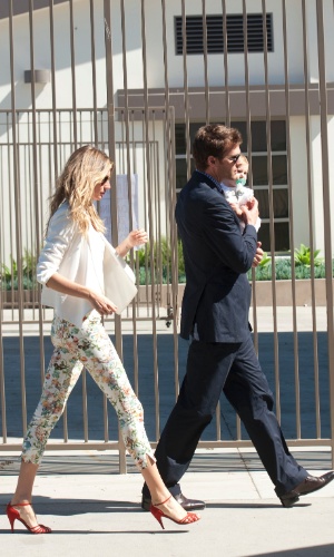 8.mar.2014 - Gisele Bundchen e Tom Brady levam a filha Vivian para ser batizada na igreja onde casaram em Los Angeles