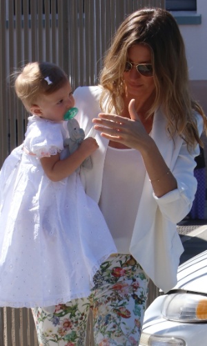 8.mar.2014 - Gisele Bundchen usa calça estampada e blazer branco no batizado da filha Vivian na igreja onde casou com Tom Brady em Los Angeles