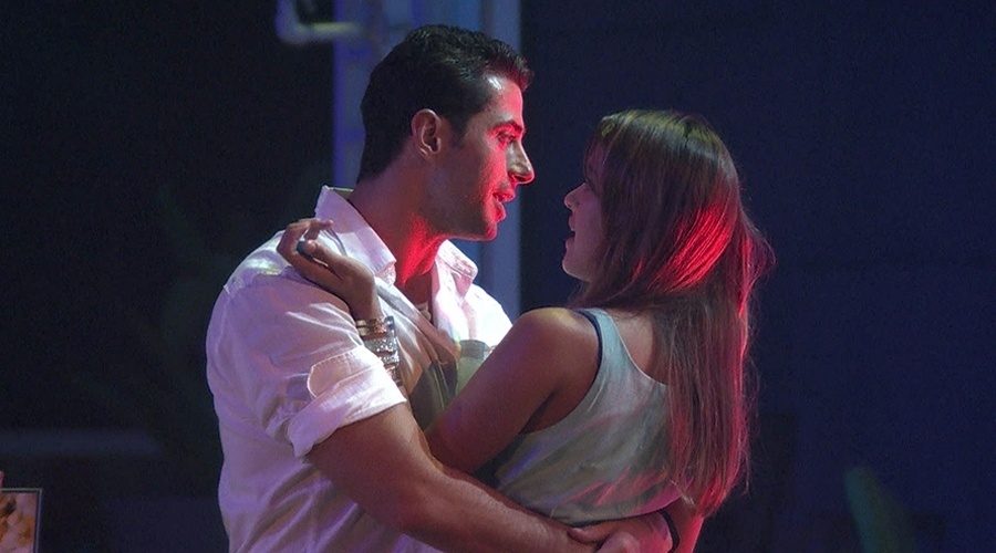 8.mar.2014 - Marcelo tenta nova aproximação com Angela durante a festa