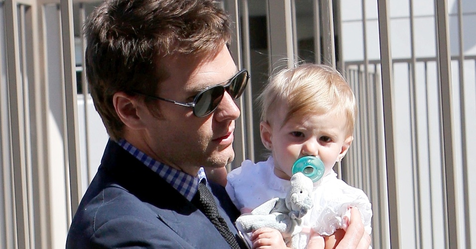 8.mar.2014 - Tom Brady leva a filha Vivian para ser batizada na igreja onde casou com Gisele Bündchen em Los Angeles